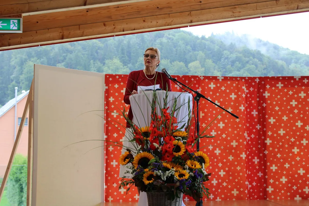 020821_1augustturbenthal_bes_5_preview Doris Fiala während ihrer Festrede in Turbenthal., Gemeindepräsident Georg Brunner (rechts) freute sich, die Politikerin in seiner Gemeinde zu begrüssen., In ihrer Rede nahm Fiala Bezug auf Freiheit und Verantwortung., Rund 100 Personen kamen an die Feier., Etwas Abwechslung für die jüngsten Besucher gab es beim Kinderschminken.