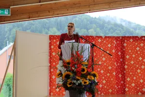 020821_1augustturbenthal_bes_5_preview Doris Fiala während ihrer Festrede in Turbenthal., Gemeindepräsident Georg Brunner (rechts) freute sich, die Politikerin in seiner Gemeinde zu begrüssen., In ihrer Rede nahm Fiala Bezug auf Freiheit und Verantwortung., Rund 100 Personen kamen an die Feier., Etwas Abwechslung für die jüngsten Besucher gab es beim Kinderschminken.