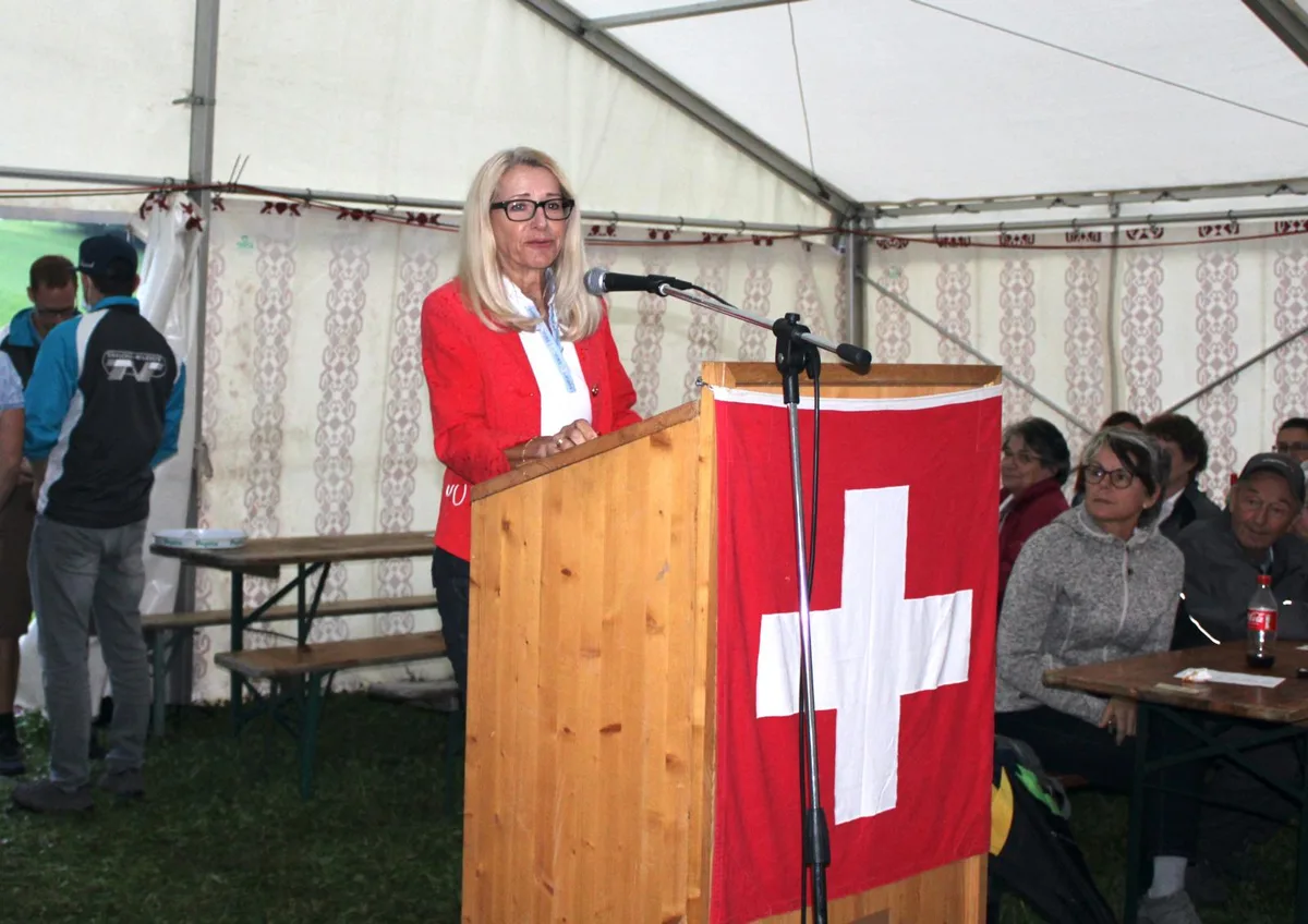 020821_1augustwilberg_bes_11_preview SVP-Nationalrätin Therese Schläpfer war Festrednerin auf der Oberen Luegeten in Wildberg., Das Festzelt war gut gefüllt., Ausnahmsweise wurden nur die ersten beiden Strophen der Nationalhymne gesungen., Für die musikalische Unterhaltung sorgte die «Meelton Band»., Zwei jüngere Besucher sind mit ihren Lampions bereit.