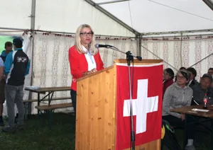 020821_1augustwilberg_bes_11_preview SVP-Nationalrätin Therese Schläpfer war Festrednerin auf der Oberen Luegeten in Wildberg., Das Festzelt war gut gefüllt., Ausnahmsweise wurden nur die ersten beiden Strophen der Nationalhymne gesungen., Für die musikalische Unterhaltung sorgte die «Meelton Band»., Zwei jüngere Besucher sind mit ihren Lampions bereit.