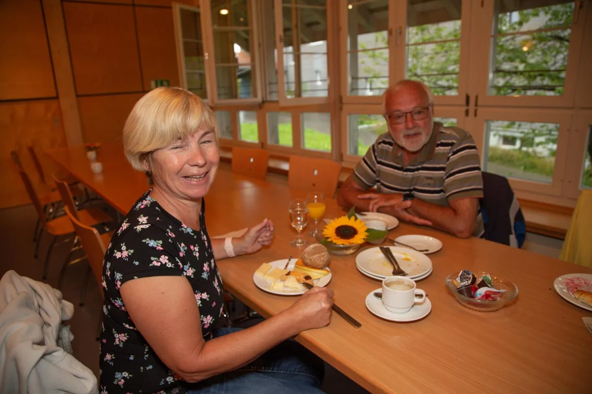 Die Schlatter feierten den Geburtstag der Schweiz mit einem Brunch., Wegen des Wetters fand dieser im Gemeindesaal und nicht im Schwimmbad statt., Die Besucher genossen das reichhaltige Buffet., Zopf durfte dabei nicht fehlen., Auch gab es Spiegeleier …, … und ein Gläschen Sekt, um auf den Geburtstag der Schweiz anzustossen., Die Dekoration war dem Feiertag angepasst., Rund 50 Personen nahmen am Brunch teil., Die Besucher genossen das reichhaltige Buffet., Die Schlatter feierten den 1. August mit einem Brunch., Die Schlatter feierten den 1. August mit einem Brunch., Die Schlatter feierten den 1. August mit einem Brunch., Die Schlatter feierten den 1. August mit einem Brunch., Die Schlatter feierten den 1. August mit einem Brunch., Die Besucher genossen das reichhaltige Buffet., Die Schlatter feierten den 1. August mit einem Brunch., Die Schlatter feierten den 1. August mit einem Brunch., Die Besucher genossen das reichhaltige Buffet.