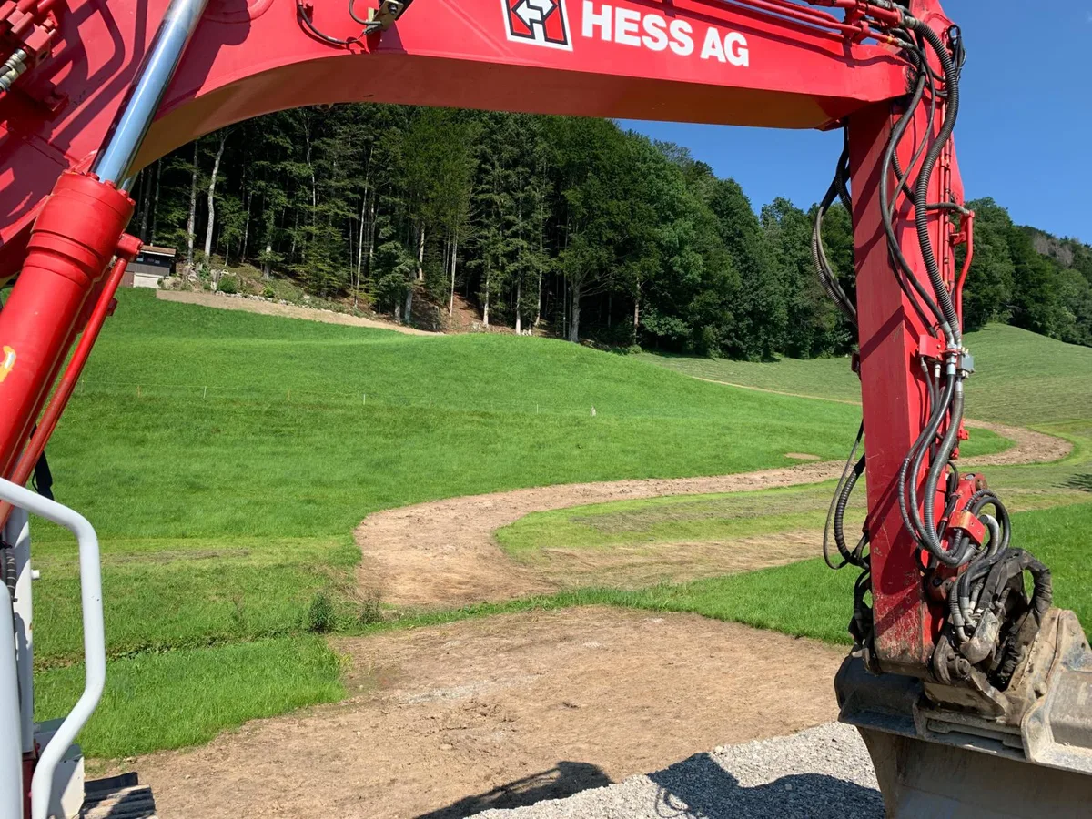 Für die Sanierung des Kugelfangs in Hittenberg musste eine 200 Meter lange Piste über die Weide angelegt werden., Bis 2002 wurde in der Schiessanlage Hittenberg gefeuert., Der grosse Installationsplatz an der Oberholzstrasse bleibt noch bis 2022 bestehen., Das idyllische Schützenhaus wird schon seit Längerem als Jagdhütte genutzt.