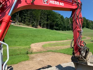 110821_schiessstand_hittenberg_6_cb_preview Für die Sanierung des Kugelfangs in Hittenberg musste eine 200 Meter lange Piste über die Weide angelegt werden., Bis 2002 wurde in der Schiessanlage Hittenberg gefeuert., Der grosse Installationsplatz an der Oberholzstrasse bleibt noch bis 2022 bestehen., Das idyllische Schützenhaus wird schon seit Längerem als Jagdhütte genutzt.