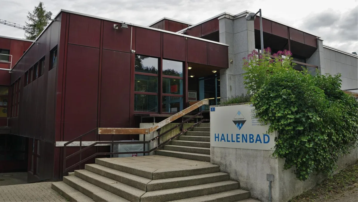 120721_halli_gaeh_14_preview Das Hallenbad in Bauma verzeichnet diesen Sommer viele Besucher.