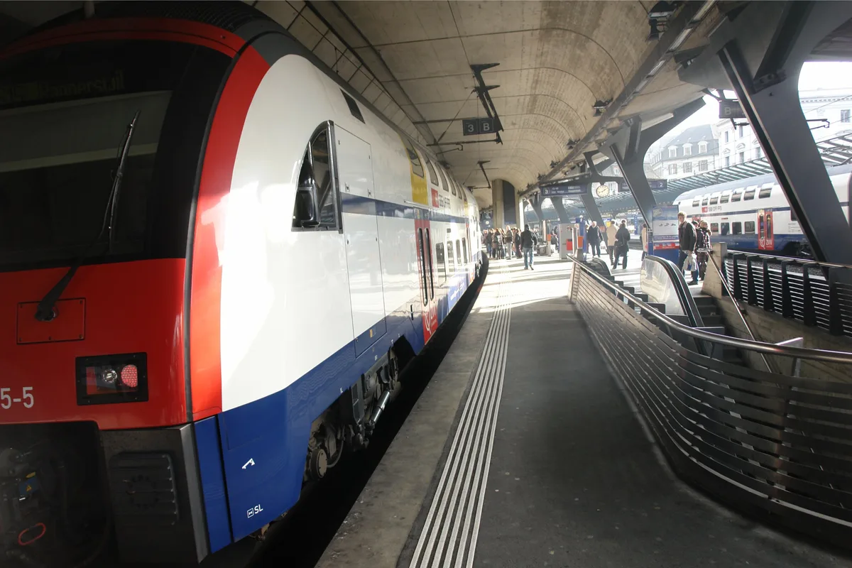 1508522_preview Ein Zug fährt in den Bahnhof Stadelhofen ein. Hier ist aktuell mit Verspätungen zu rechnen.