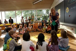 1814722_preview_0 Ein Bild, das es am ersten Schultag dieses Jahres nicht geben wird: Eltern und Lehrpersonen ohne Maske.