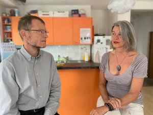 250821_insieme_10_cb_preview Insieme-Geschäftsleiterin Christina Froidevaux und Präsident Ernst Brunner diskutieren im Freizeit-Treff in Uster. , Christina Froidevaux führt seit 2004 die Insieme-Geschäftsstelle., Ernst Brunner steht Insieme Zürcher Oberland seit 2017 als Präsident vor., Sport, hier an einem Hallenfussballturnier im 2018, ist ein zentraler Bestandteil des Insieme-Angebots., An einem Sponsorenlauf im 2016 wird Geld für Insieme gesammelt. , Ein fester Wert ist im Insieme-Angebot der Chor, hier bei einem Auftritt 2014., 2012 konnte Insieme sein 50-jähriges Bestehen feiern.