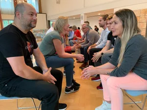 280821_b%c3%bcrgerpanel_5_cb_preview In einem Speed-Dating lernen sich die Teilnehmer des ersten Bürgerpanels näher kennen., Das Bürgerpanel soll Ideen für den Klimaschutz in Uster ausbrüten., Ob hier die Erleuchtung kommt? Im reformierten Ustermer Kirchgemeindehaus wird das Bürgerpanel lanciert. , Wo bin ich in Uster zuhause? Die Teilnehmer suchen ihre Position um eine imaginäre Mitte., Die 20 Teilnehmer wurden nach fünf Kriterien ausgesucht., Wie wird in Uster das Klima geschützt? Erste Resultate liegen vor., In Kleingruppen werden Ideen gesucht., Wofür steht schon wieder die Faust? In der Runde werden Handzeichen vereinbart., Das Bürgerpanel wird von Mitarbeiterinnen der Universität Zürich wissenschaftlich ausgewertet., Das vom Moderator erhoffte Wachstum des Blumenstrausses trat bis zum Mittag nicht ein.
