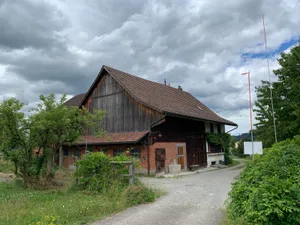 310621_bauernhaus%20zil_4_cb_preview Anstelle dieses Bauernhofes, der auf das Jahr 1793 zurückgeht, sollen sechs Einfamilienhäuser entstehen. , Das Quartier Im Zil liegt am nord-westlichen Rand von Wetzikon nahe zum Pfäffikersee., Die Überbauung am Zonnenrand wird vom Büro Architekten Hirzel geplant., Der Baunerhof - hier eine Anufnahme von 1963 - stand lange alleine am Robenhauser Ortsrand., Die Zufahrt zur neuen Überbauung erfolgt über die Zil-Strasse.