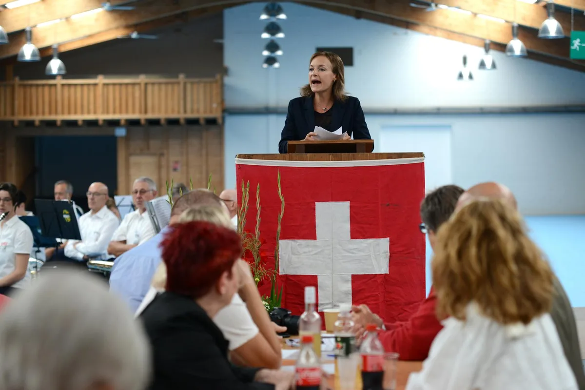 Anita Borer musste wegen einer technischen Panne ihre Rede wiederholen., Das Fest war wegen des Wetters in die Landihalle verschoben worden., Organisiert hatte es der Quartierverein Kirchuster. Hier der Präsident Silvio Foiera., Das Essen war eher währschaft., Ernst Stocker sprach über das Coronavirus., Auch Kantonsratspräsident Benno Scherrer betrat kurz das Rednerpult.