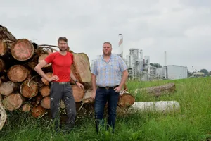 dsc_0743holz_petition7_preview Stefan Burch (links) und der Hinwiler Christoph Grimm setzen sich für den Ausbau von Holzschnitzelheizungen ein., Im Forstrevier Hinwil-Wetzikon gibt es jährlich rund 9000 Kubikmeter Holz, das verarbeitet werden kann.