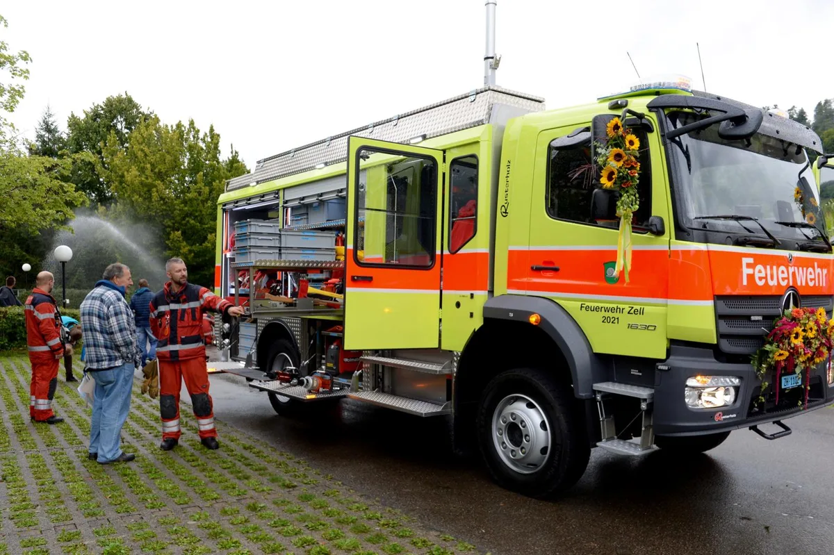 einweihung%20tlf%20zell_rikon_4_mav_preview_0 Das neue Tanklöschfahrzeug wird von der Bevölkerung in Zell unter die Lupe genommen., Ein Mal von ganz nah: Für viele Besucher und Besucherinnen ein einzigartiges Erlebnis., Schlüsselübergabe mit Bruno Köhli, Karl Rusterholz, Bruno Vollmer, Roman Siegenthaler und Bruno Schurter (von links)., Schlüsselübergabe mit Regula Ehrismann, Bruno Vollmer, Roman Siegenthaler und Bruno Schurter (von links).