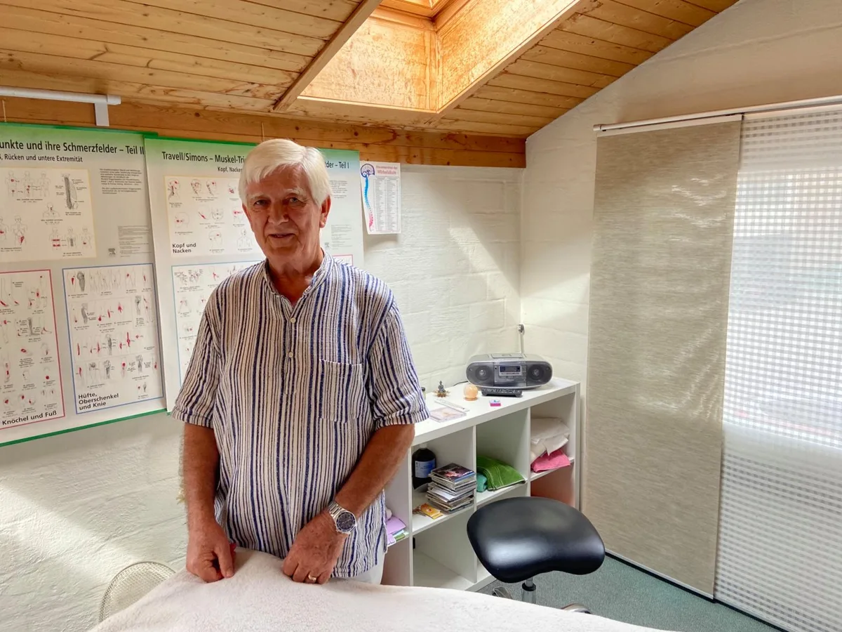 foto%20bircher%201_preview_2 Dr. Ralph Bircher, hier in seiner Praxis in Wetzikon, ist ein bekennender 5G-Antennen-Kritiker., Eine Mobilfunkantenne wie hier im Aathal soll auch in Hinwil installiert werden.