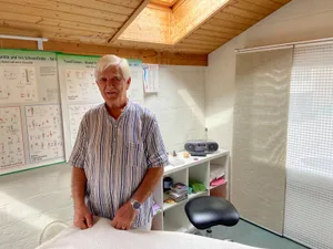 foto%20bircher%201_preview_2 Dr. Ralph Bircher, hier in seiner Praxis in Wetzikon, ist ein bekennender 5G-Antennen-Kritiker., Eine Mobilfunkantenne wie hier im Aathal soll auch in Hinwil installiert werden.