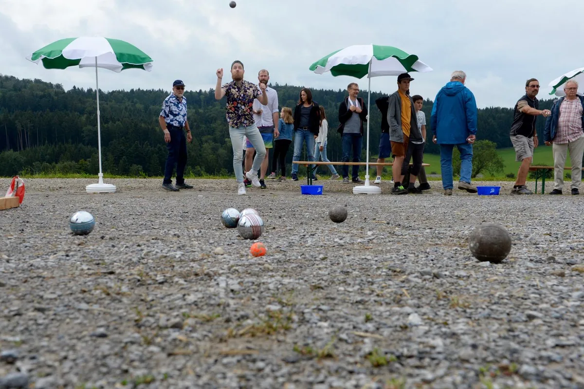 p%c3%a9tanqueturnier_schlatt_1_mav_preview_0 Bei der Schlatter Pétanque-Meisterschaft haben 15 Teams teilgenommen., Der Anlass fand beim beim Schützenhaus in Unterschlatt statt., Manchmal war nicht klar, welche Kugel am nächsten bei der Zielkugel lag., In diesen Fällen half nur der Doppelmeter., Denn trotz Spass wurde auf korrektes Spiel geachtet., Gross und Klein bemühte sich, die eigenen Kugeln möglichst nahe zur Zielkugel zu werfen., Unterstützung erhielten die Teams vom Publikum., Pétanque gehört zu den beliebtesten französischen Kugel-Sportarten.