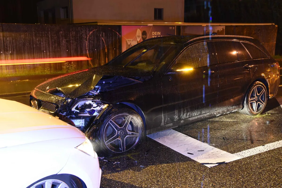 In Rapperswil-Jona sind in der Nacht auf Sonntag drei Autos zusammengestossen., Drei Menschen wurden leicht verletzt., Der Unfall ereignete sich auf der Kreuzung von Rüti- und Zürcherstrasse.