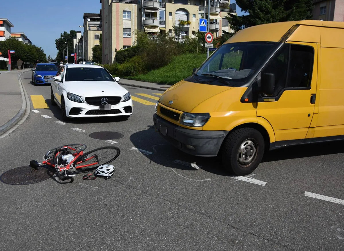 rapperswil_jona_unfall_2_preview Auf der Tägernauerstrasse kollidierten ein Lieferwagen und Velo., Der Velofahrer zog sich leichte Verletzungen zu.