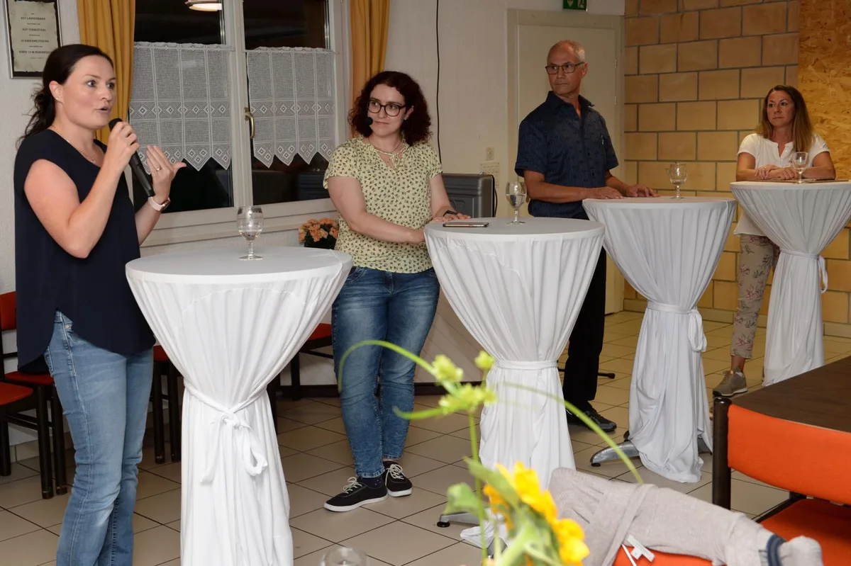 wahlpodiumschulpflege_turbenthal_1_mav-1_preview Stephanie Pfäffli, Daniel Schneiter und Jasmin Caloiero (v.l.) stellten sich den Fragen von Bettina Schnider (2.v.l.).