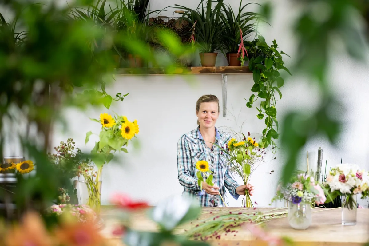 Die Tagelswanger Floristin Sonja Heider (31) hat den diesjährigen Anerkennungspreis für Unternehmungen gewonnen. Damit..., ... würdigen die Gemeinde Lindau und die Stadt Illnau-Effretikon ihren kreativen Umgang mit der Coronakrise., Sonja Heider ist froh, dass sie angesichts der Krise den Kopf nicht in den Sand gesteckt, sondern gekämpft hat., Mitten in der Pandemie ist Heider mit ihrem Blumengeschäft Bijou Floral gezügelt. Über die zusätzlichen Strapazen..., ... sagt sie nur: «Es kam dann nicht mehr darauf an.»