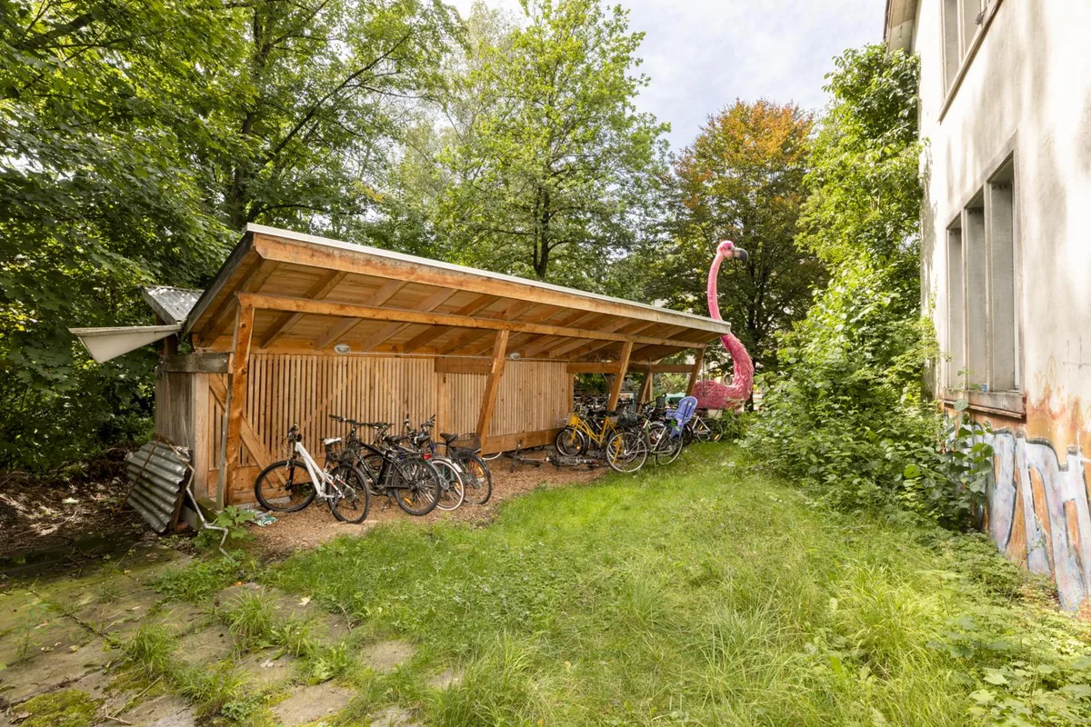 _oho8176_preview Der Velounterstand muss aufgrund einer fehlenden Baubewilligung abgebaut werden., Die Gründe für die nicht erteilte Baubewilligung liegen in den Bereichen Denkmalschutz und Gewässerschutz.