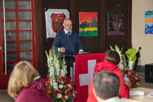 feier_wetzikon_04_preview Stadtrat Heinrich Vettiger hielt dieses Jahr gleich in drei Wetziker Quartieren die Festrede., Parlamentspräsident Urs Bürgin freute sich über den Auftritt ohne Maske., In der Eingangshalle des Schulhauses Guldisloo kamen knapp 50 Festbesucher zusammen., «Freiheit ist keine Selbstverständlichkeit», unterstrich Heinrich Vettiger. , Für den musikalischen Rahmen war die Harmonie Wetzikon besorgt., Der Finanzvorstand packte die letztes Jahr nicht gehaltene Rede gleich in die diesjährige., Fürs Singen des Schweizer Psalms erhoben sich die Bundesfeier-Besucher.