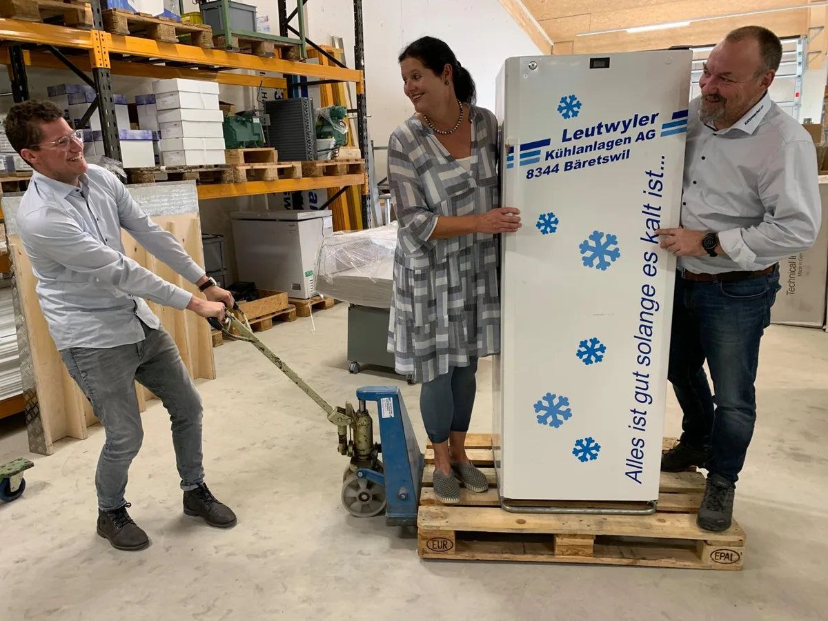 Die Eltern von Lukas Leutwyler (links) bleiben als Verwaltungsräte an Bord der Firma. (Foto: Christian Brändli)
