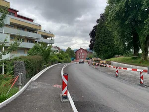 04072021_weststrasse_4_cb_preview An der Weststrasse sollen fünf Buswartehäuschen zu stehen kommen., Bis September sollen die Bauarbeiten an der Weststrass beendet sein., Höhe Schönau sowie bei den Busstopps Medikon und Uster-/Weststrasse sollen die neuen Häuschen platziert werden., Während des Umbaus ist die Weststrasse nur einspurig zu befahren.