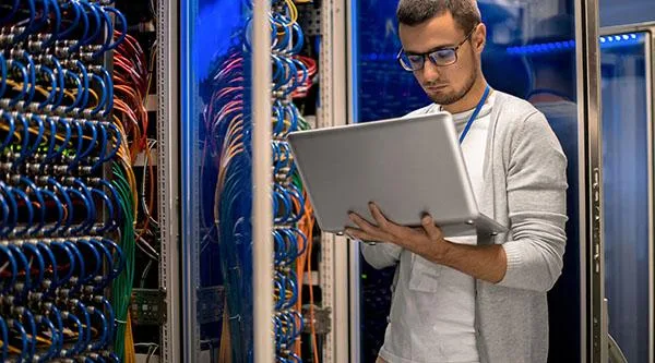 1203_gebaudeinformatiker%20%203-1_preview_0 Der Informatikmarkt wächst, der Stadtrat will die Aktien der RIZ AG dennoch verkaufen.