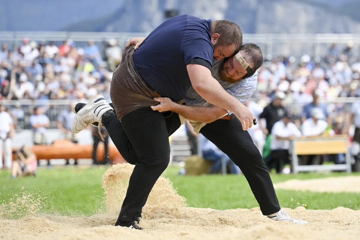 Fabian Kindlimann (links), hier am Nordostschweizer Schwingfest, klassierte sich auf Platz 12., Samuel Giger jubelt nach seinem Sieg im Schlussgang gegen Kilian Wenger., Gleich drei Sieger: Samuel Giger (Mitte), Damian Ott (r.) und Fabian Staudenmann.