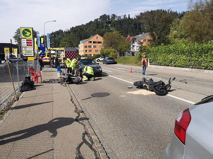 210927_auffahrunfallturbi_1_tww_preview Am Unfall direkt beteiligt waren zwei Autos und ein Motorrad., Die Feuerwehr Turbenthal-Wila-Wildberg war vor Ort, um Öl zu beseitigen., Der Verkehr wurde rund zwei Stunden einspurig geführt.