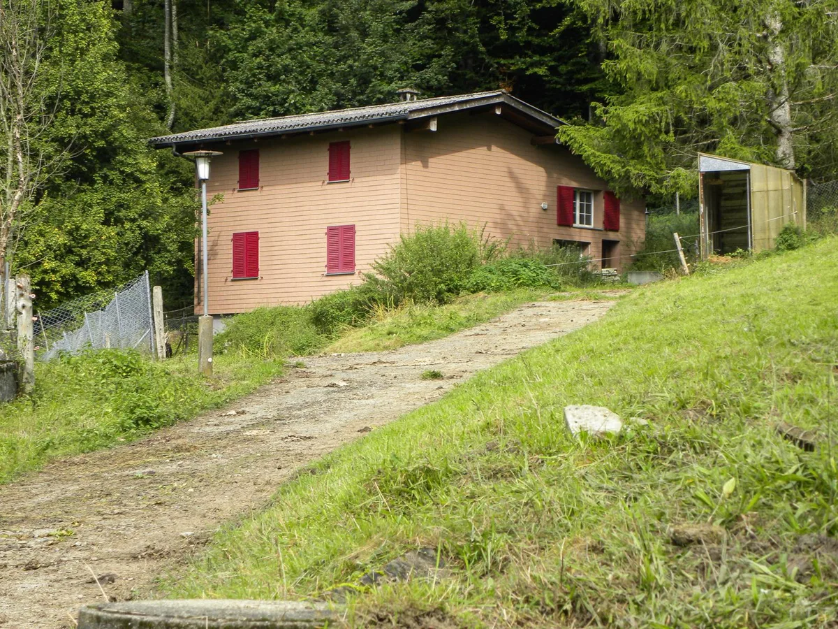 https-zueriost-ch-sites-default-files-elvis-media-2021-09-29092021_haeuserserie_rg_2_preview-jpg Das sich im Dornröschenschlaf befindende Haus., Vorne ist der nutzbare Stall, hinten sieht man den ehemaligen Schafstall.