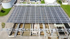 ara%20schanz-pf%c3%a4ffikon-2_210831_preview Erstreckt sich über 800 Quadratmeter: Das Solarfaltdach über dem Klärbecken der ARA Schanz in Pfäffikon.