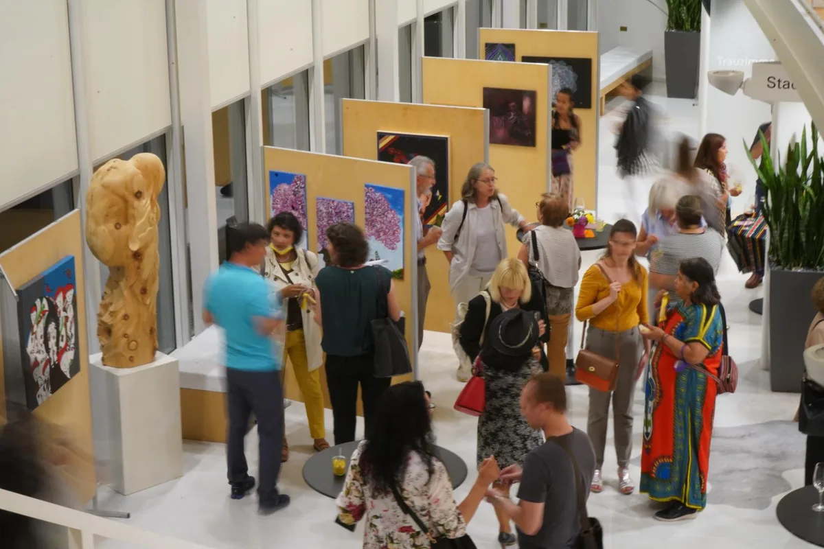 Buntes Treiben im Stadthaus in Effretikon: Die Kulturwochen haben begonnen., Maria José Rensch und Stadtpräsident Ueli Müller eröffneten die Kulturwochen im Stadthaus., Peruanische Häppchen: Das Motto der Wochen lautet «Semanas Latinas». , Müller spricht an der Vernisage über den kulturellen Austausch und wie wichtig es in diesen Zeiten ist, zusammen zu kommen., Bis zum 26. September können sich Besucher mit der Vielfalt und Lebensfreude Lateinamerikas auseinandersetzen.