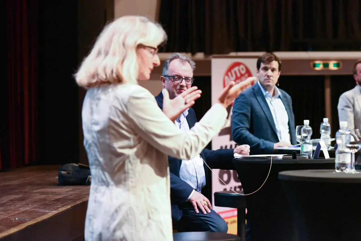Barbara Thalmann sprach sich am Wirtschaftsforum Uster für ein leiseres Uster aus., Auch der Individualverkehr im Zentrum war ein heisses Thema.