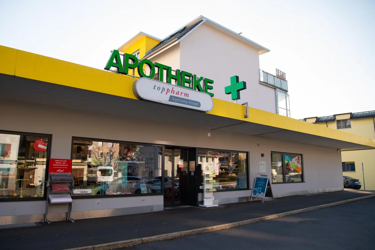 dsc_6223_preview Die TopPharm Apotheke in Hinwil verzeichnete heute Morgen mehr als 70 Anfragen für Corona-Tests., Eine Kundin wartet in der Apotheke auf die Ergebnisse ihres Corona Antikörper-Schnelltests, In der Region wird aufgrund der Zertifikatspflicht vermehrt getestet., Der gestrige Entscheid des Bundesrats hat die Nachfrage nach Impfungen und Tests in der Region befeuert.