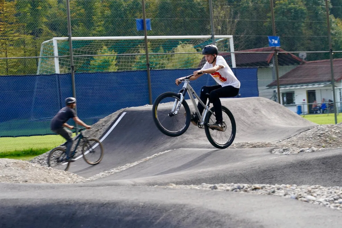Fliegen über die Wellen: Jugendliche testen den neuen Pumptrack in Effretikon.