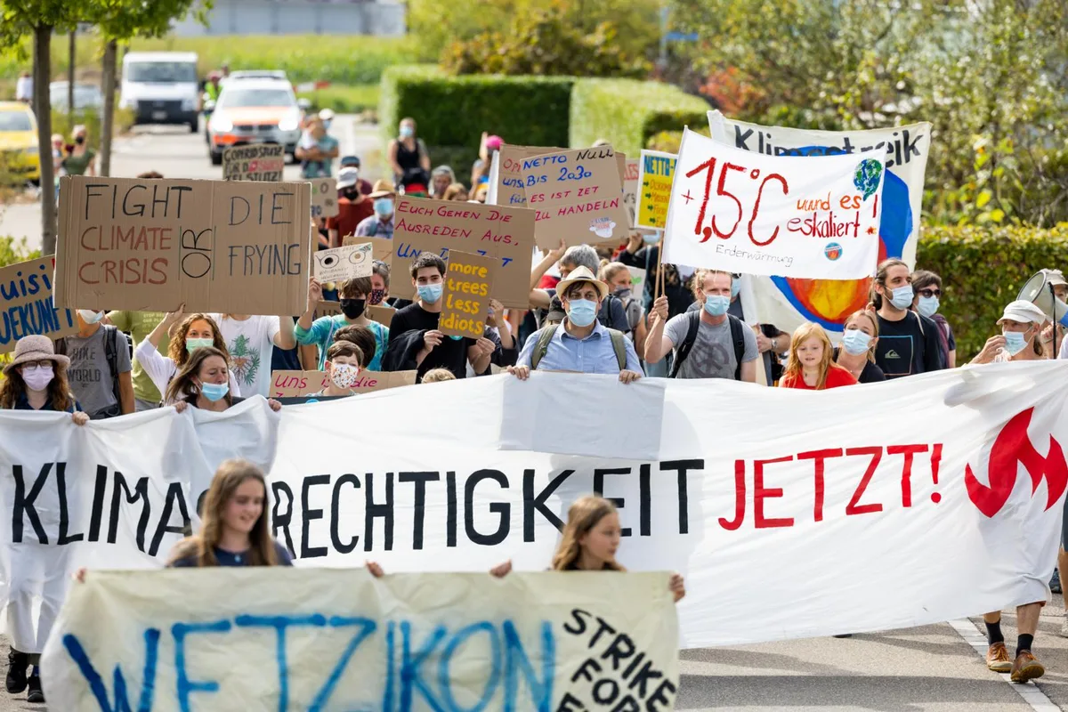 Am Samstag wurde in Wetzikon für das Klima demonstriert. Losgezogen waren die Teilnehmende von der Färberwiese.