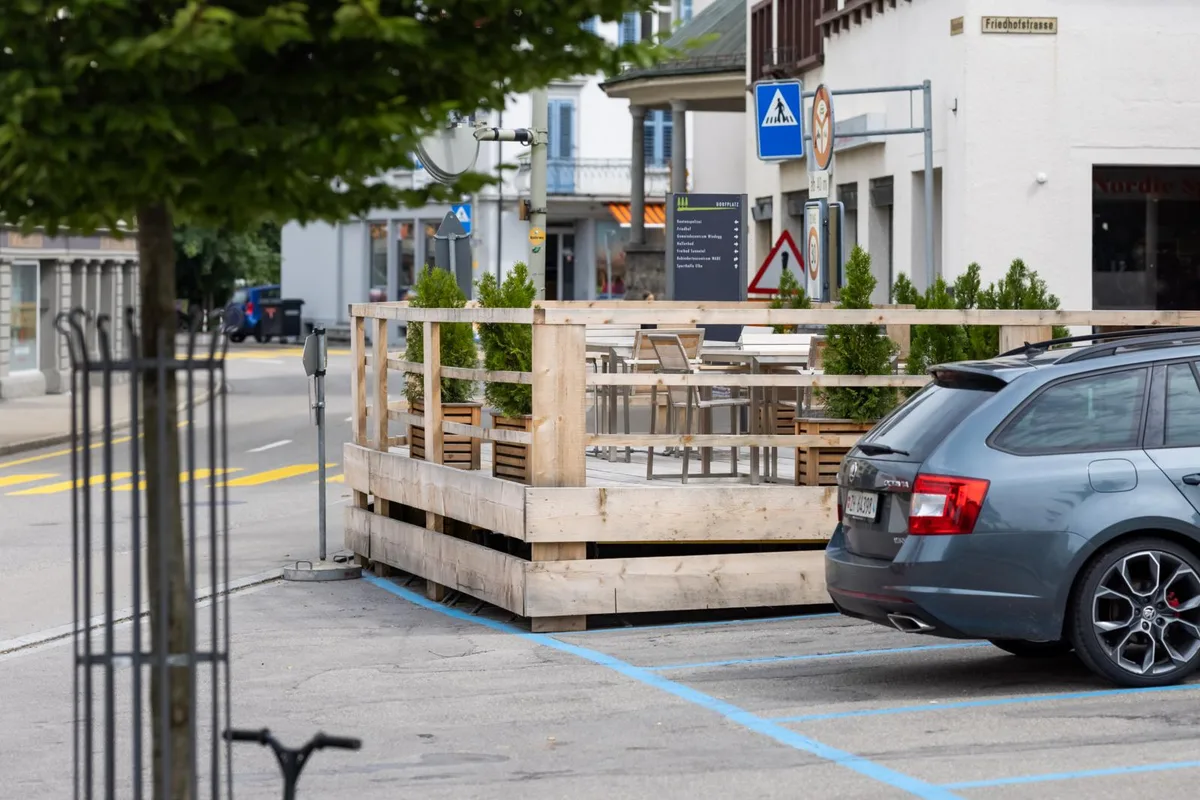 hinwil_27072021_parkplatz_crm_1_preview Die provisorische Terrasse der Golden Room Bar darf noch bis zum 30. September auf den Parkplätzen bleiben., Rita Diggelmann von der Roland Peyer AG schaltete aufgrund des Entscheids einen Treuhänder ein., Die Betreiber der Golden Room Bar werden die Terrasse am 27. September fristgerecht abbauen.