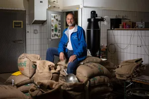 https-zueriost-ch-sites-default-files-elvis-media-2021-09-hinwil_28092021_diebohne_crm_5_preview-jpg Seine Leidenschaft sind die Bohnen: Martin Kuster im Produktionsraum seiner Gourmet Rösterei «Die Bohne» in Gossau., Kuster führt in seiner Rösterei Kaffee aus verschiedensten Teilen der Welt., Zuerst wird geröstet ..., ... dann werden die Bohnen abgekühlt., Anschliessend werden die Steine entfernt., Der Kaffee wird Beutel für Beutel fein säuberlich abgewogen., Der individuell abgepackte Kaffee wartet auf den Kunden., Bei der Beratung darf, ja soll sogar degustiert werden., Das Verkaufslokal liegt im Herzen Gossaus.