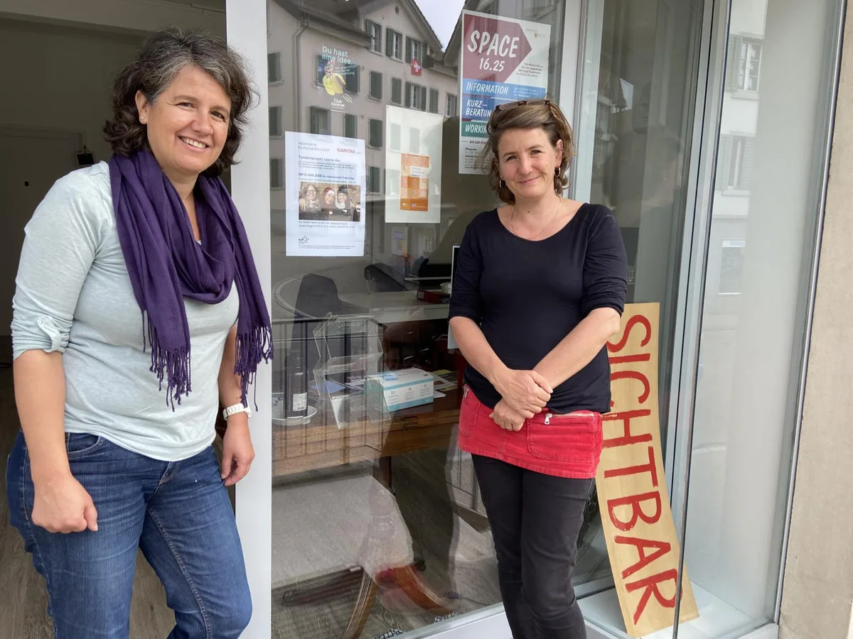 kulturstube%201_preview Claudia Rüegg (links) und Annette Carle (rechts) verfolgen in Rüti ein Projekt mit Flüchtlingen., In der Kulturstube Rüti treffen sich die beiden oft mit Geflüchteten.