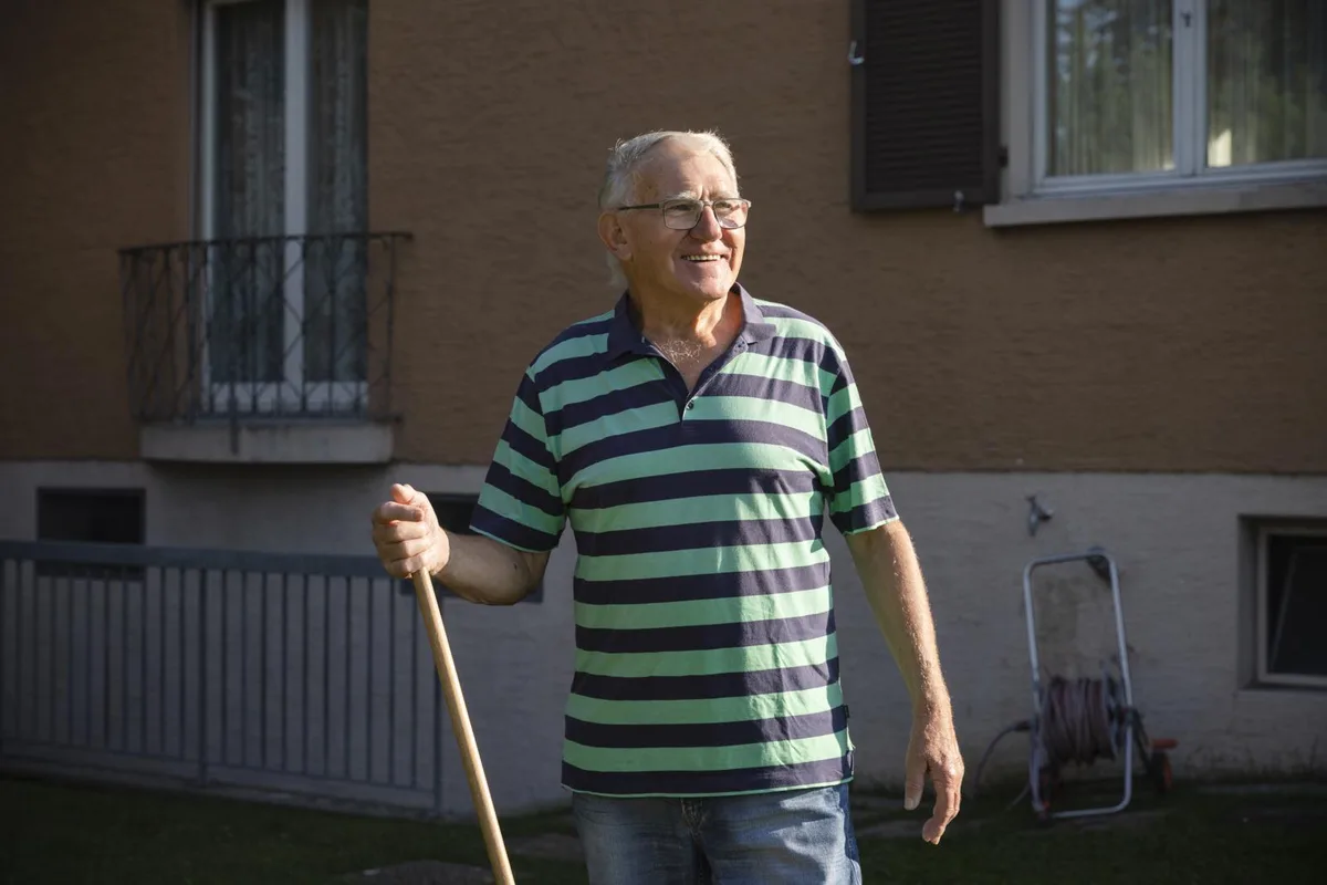 maroni%202_preview 50 Jahre lang hat der 77-Jährige die Liegenschaft an der Brunnenstrasse 4 betreut., Cirillo Maroni auf seiner Terrasse., Ab dem 1. Oktober gibt Cirillo Maroni den Job als Hauswart auf.