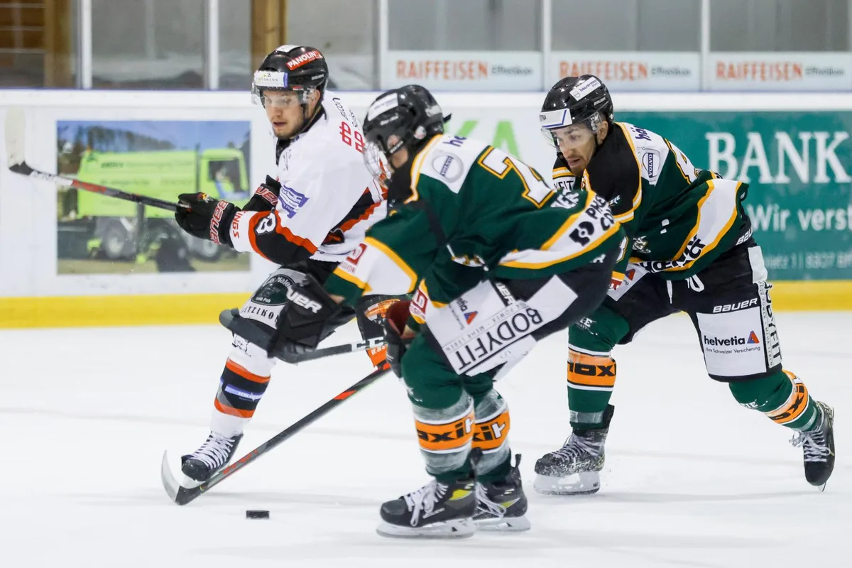 sport_10102020_eishockey2l_crm_01_preview Bis zum ersten Derby dauert es noch: Erst im Dezember trifft der EIE (Marco Begert, Mitte) auf die Vikings.