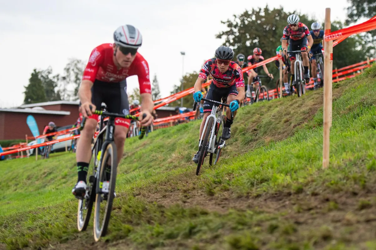 sport_radsport_radcross%20illnau_26092021_pif-5_preview Der Gibswiler Kevin Kuhn bestimmte von Beginn weg das Tempo., Über 200 Fahrerinnen und Fahrer kämpften in den verschiedenen Kategorien um Podestplätze.