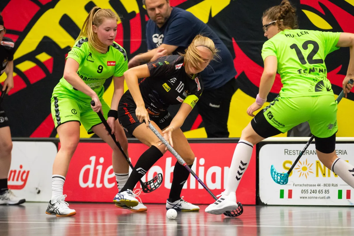 sport_unihockey_riders-laupen_25092021_pif-12_preview Melanie Klöti (Floorball Riders) behauptet sich gegen die Laupnerinnen Melanie Rüegg und Celine Müller.