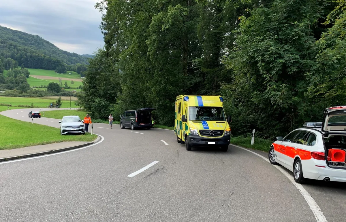 Der Velofahrer kam von der Strasse ab und stürzte.