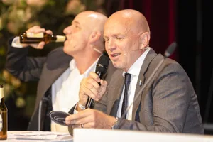 _oho1206_preview Zu schlucken gab es auch in der Fragerunde mit Moderator Christian Müller (mit Bierflasche) und Benno Scherrer (mit Bierdeckel)., Kritikerstimme zu Benno Scherrers Auftritt mit der Billy Bostitsch Bänd. , Zwei Regierungsräte mit dem Rücken zur Wand bei Scherrers Auftritt., 1983 zeigte sich der heutige Kantonsratspräsident Scherrer seinen Fans in Badehosen: das Plattencover der Billy Bostitsch Bänd., Für seinen Auftritt im Stadthofsaal hatte Benno Scherrer (rechts) den Krisenkommunikator Christian Müller zu Hilfe gezogen., Rund 300 Gäste verfolgten das lockere Abendprogramm im Stadthofsaal. , Wäre Schildkröte nicht der passendere Pfadiname für den heute lahmenden Gepard alias Benno gewesen? , Regierungspräsidentin Jacqueline Fehr (SP) sticht in ihrer gelben Jacke aus der Menge. , Der Pfadimusiker Gepard (rechts) bedankt sich bei einem richtigen Musiker.