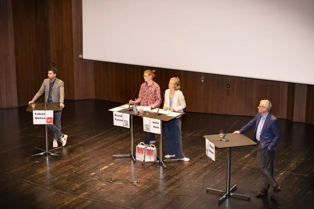_oho9413_preview Die Schülerin Julia Iten und der Schüler David Farner leiteten die Diskussion bezüglich der 99% Initiative., Nationalrat Fabian Molina (SP) verlor sein Lachen während der kurzen Debatte nicht., Der Ständerat und Unternehmer Ruedi Noser (FDP) argumentierte aus Sicht des Unternehmertums.
