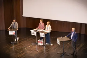 _oho9413_preview Die Schülerin Julia Iten und der Schüler David Farner leiteten die Diskussion bezüglich der 99% Initiative., Nationalrat Fabian Molina (SP) verlor sein Lachen während der kurzen Debatte nicht., Der Ständerat und Unternehmer Ruedi Noser (FDP) argumentierte aus Sicht des Unternehmertums.