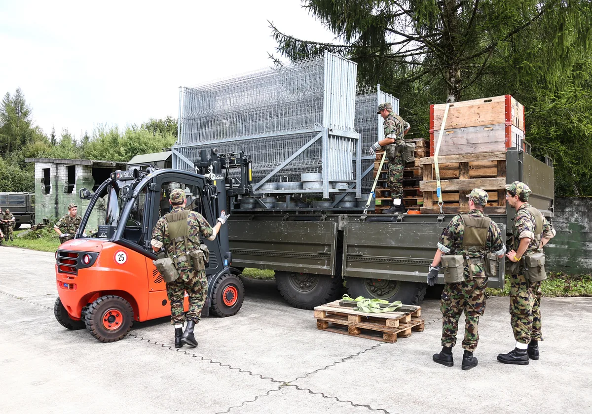 fr_logbat_27092013_re_04_preview Ab dem 1. September werden militärische Fahrzeuge beim Schulhaus parkiert.