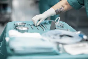 https-zueriost-ch-sites-default-files-elvis-media-2021-10-111021_op-besteck_1_pd_preview-jpg In den Spitälern Uster und Wetzikon werden die Operationsinstrumente bald nicht mehr selbst sterilisiert., Monika Alessi-Näf, CEO der Steriplus AG, ist froh über den Einstieg der Post als Logistikpartnerin. , Pro Operation werden spezifische Fallwagen mit allen Instrumenten und dem Verbrauchsmaterial zusammengestellt., Die Auslagerung der Sterilisation soll den Spitälern helfen, Kosten zu sparen.